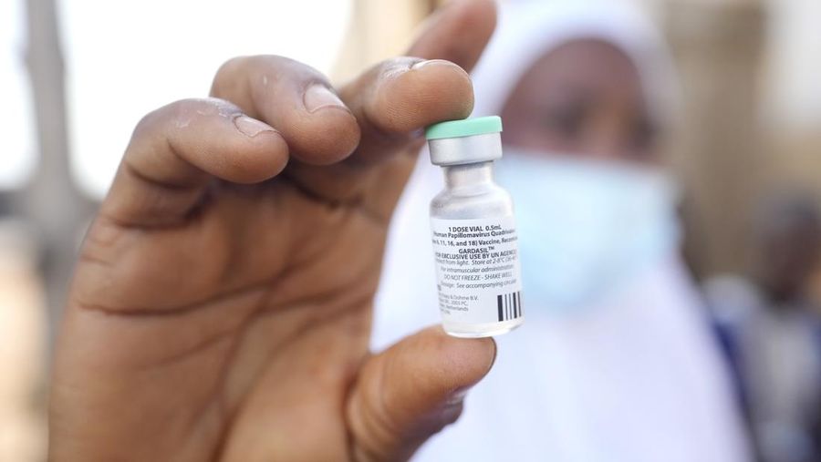 Seorang petugas kesehatan menunjukkan vaksin kanker serviks HPV. (AP Photo/Sunday Alamba)