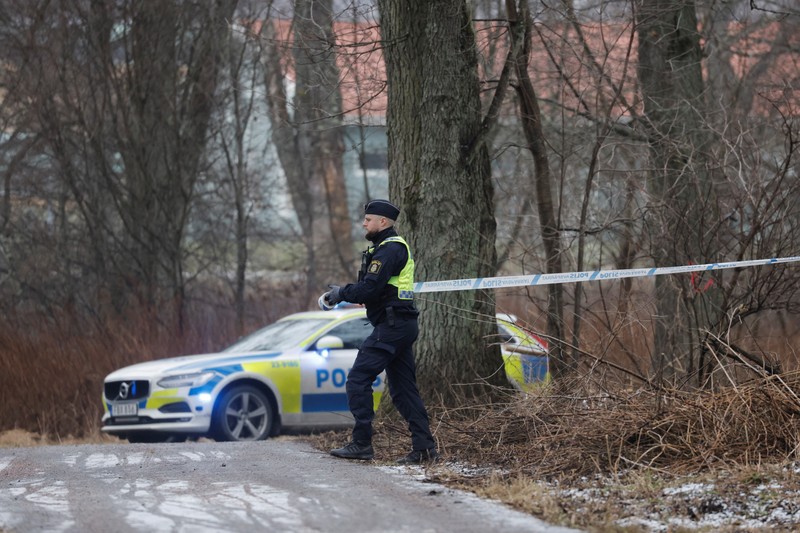 Petugas darurat dan petugas polisi bekerja di pusat pendidikan orang dewasa Kampus Sekolah Risbergska setelah serangan penembakan di Orebro, Swedia, 4 Februari 2025. (TT News Agency/Kicki Nilsson via REUTERS)