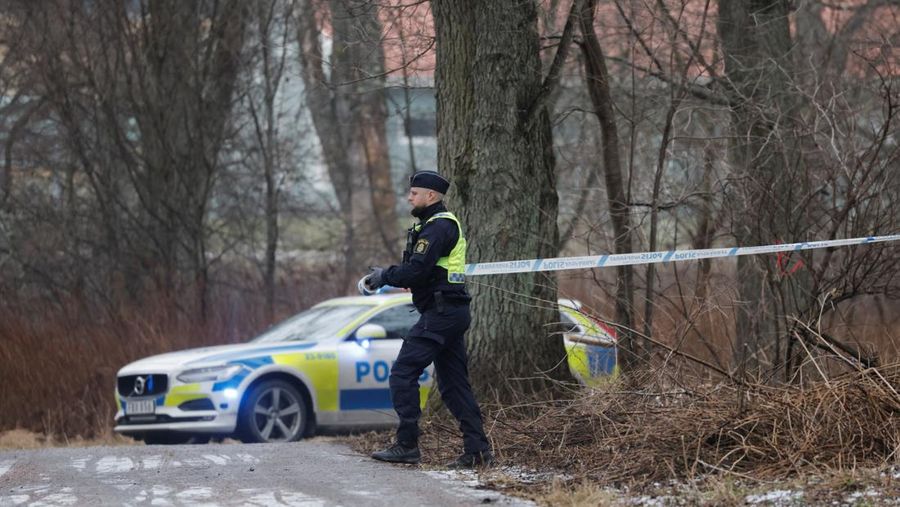 Petugas darurat dan petugas polisi bekerja di pusat pendidikan orang dewasa Kampus Sekolah Risbergska setelah serangan penembakan di Orebro, Swedia, 4 Februari 2025. (TT News Agency/Kicki Nilsson via REUTERS)