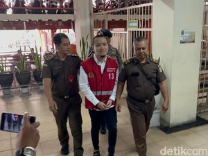 Penampakan Ivan Sugiamto Pemaksa Siswa Menggonggong Jalani Sidang Perdana