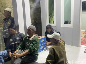 Keluarga Tunggu Jenazah Yana Korban Tewas di Kecelakaan di GT Ciawi