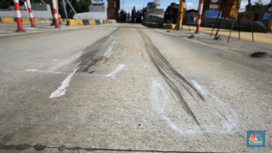 Suasana pekerja melakukan pembersihan  setelah kecelakaan beruntun di Gerbang Tol (GT) Ciawi 2, Bogor. Sebanyak 3 gardu di GT Ciawi 2 mengalami kerusakan, Rabu (5/2/2025). (CNBC Indonesia/Tri Susilo)