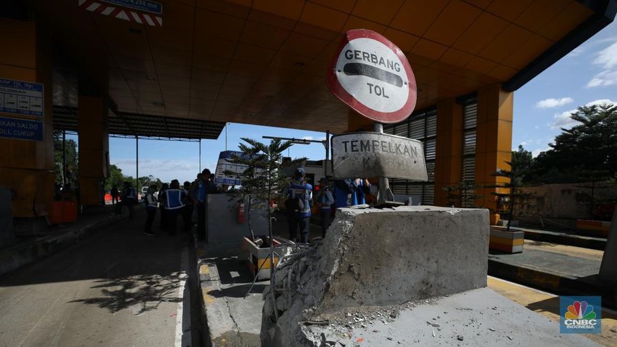 Suasana pekerja melakukan pembersihan  setelah kecelakaan beruntun di Gerbang Tol (GT) Ciawi 2, Bogor. Sebanyak 3 gardu di GT Ciawi 2 mengalami kerusakan, Rabu (5/2/2025). (CNBC Indonesia/Tri Susilo)