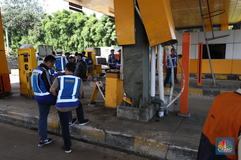 Suasana pekerja melakukan pembersihan setelah kecelakaan beruntun di Gerbang Tol (GT) Ciawi 2, Bogor. Sebanyak 3 gardu di GT Ciawi 2 mengalami kerusakan, Rabu (5/2/2025). Suasana pekerja melakukan pembersihan setelah kecelakaan beruntun di Gerbang Tol (GT) Ciawi 2, Bogor. Sebanyak 3 gardu di GT Ciawi 2 mengalami kerusakan, Rabu (5/2/2025). (CNBC Indonesia/Tri Susilo)