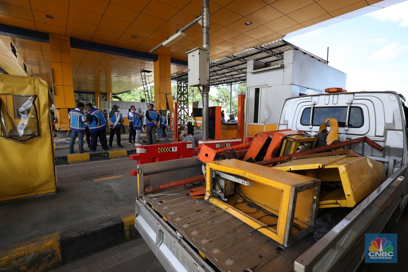 Suasana pekerja melakukan pembersihan setelah kecelakaan beruntun di Gerbang Tol (GT) Ciawi 2, Bogor. Sebanyak 3 gardu di GT Ciawi 2 mengalami kerusakan, Rabu (5/2/2025). Suasana pekerja melakukan pembersihan setelah kecelakaan beruntun di Gerbang Tol (GT) Ciawi 2, Bogor. Sebanyak 3 gardu di GT Ciawi 2 mengalami kerusakan, Rabu (5/2/2025). (CNBC Indonesia/Tri Susilo)