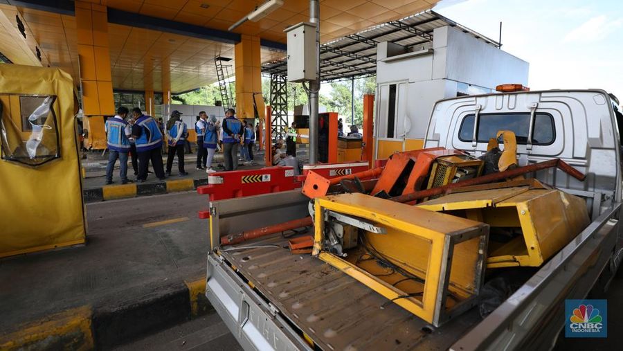 Suasana pekerja melakukan pembersihan  setelah kecelakaan beruntun di Gerbang Tol (GT) Ciawi 2, Bogor. Sebanyak 3 gardu di GT Ciawi 2 mengalami kerusakan, Rabu (5/2/2025). (CNBC Indonesia/Tri Susilo)