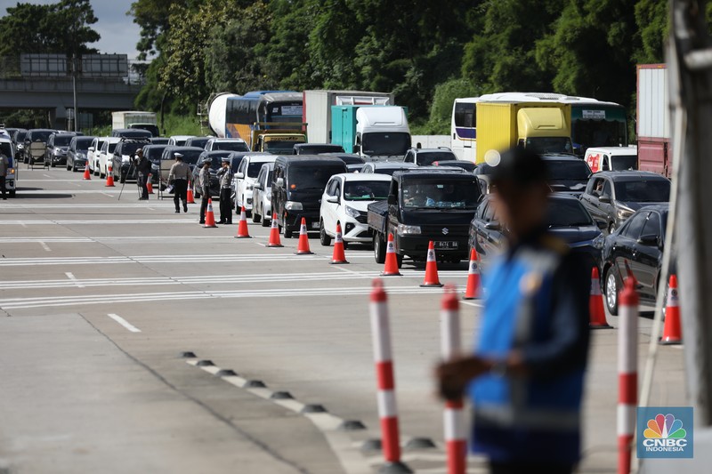 Suasana pekerja melakukan pembersihan setelah kecelakaan beruntun di Gerbang Tol (GT) Ciawi 2, Bogor. Sebanyak 3 gardu di GT Ciawi 2 mengalami kerusakan, Rabu (5/2/2025). Suasana pekerja melakukan pembersihan setelah kecelakaan beruntun di Gerbang Tol (GT) Ciawi 2, Bogor. Sebanyak 3 gardu di GT Ciawi 2 mengalami kerusakan, Rabu (5/2/2025). (CNBC Indonesia/Tri Susilo)