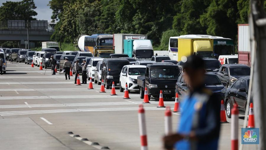 Suasana pekerja melakukan pembersihan  setelah kecelakaan beruntun di Gerbang Tol (GT) Ciawi 2, Bogor. Sebanyak 3 gardu di GT Ciawi 2 mengalami kerusakan, Rabu (5/2/2025). (CNBC Indonesia/Tri Susilo)