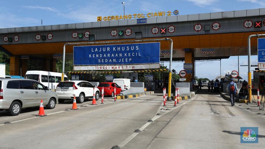 Suasana pekerja melakukan pembersihan  setelah kecelakaan beruntun di Gerbang Tol (GT) Ciawi 2, Bogor. Sebanyak 3 gardu di GT Ciawi 2 mengalami kerusakan, Rabu (5/2/2025). (CNBC Indonesia/Tri Susilo)