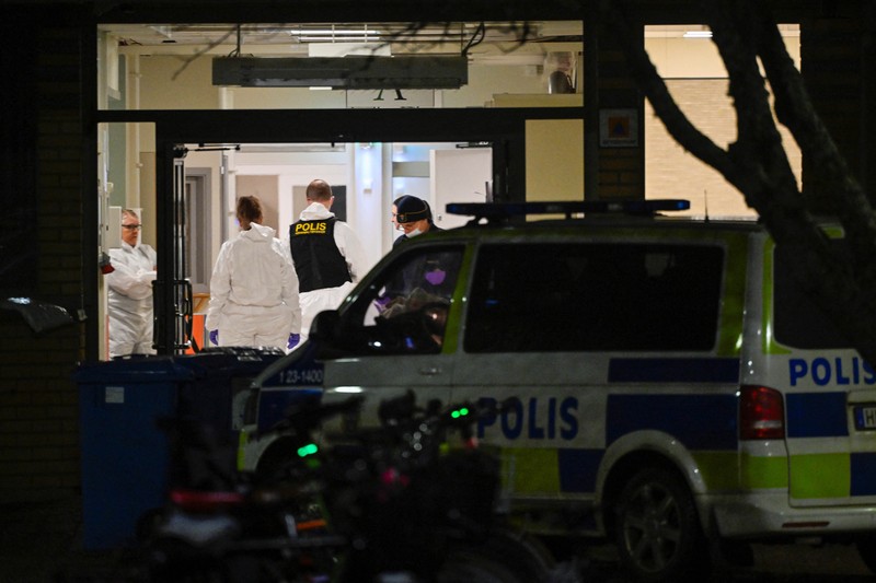 Petugas darurat dan petugas polisi bekerja di pusat pendidikan orang dewasa Kampus Sekolah Risbergska setelah serangan penembakan di Orebro, Swedia, 4 Februari 2025. (TT News Agency/Kicki Nilsson via REUTERS)