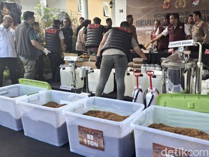 2 Peracik Tembakau Sintetis Samarkan Lokasi Pabrik Narkoba di Permukiman Warga