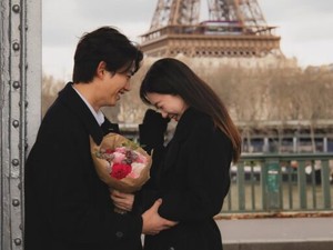 Viral Foto Romantis Ok TaecYeon 2PM Lamar Pacar di Depan Eiffel Tower