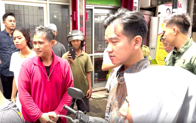 Wakil Presiden (Wapres) Gibran Rakabuming Raka mengecek lokasi pangkalan LPG atau gas 3 kg di Menteng Wadas Timur, Pasar Manggis, Kecamatan Setiabudi, Kota Jakarta Selatan. (BPMI Setwapres). Wakil Presiden (Wapres) Gibran Rakabuming Raka mengecek lokasi pangkalan LPG atau gas 3 kg di Menteng Wadas Timur, Pasar Manggis, Kecamatan Setiabudi, Kota Jakarta Selatan. (BPMI Setwapres).