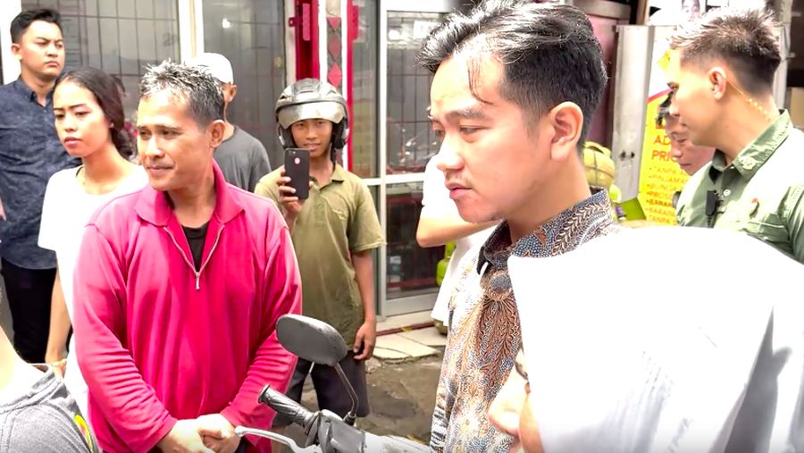 Wakil Presiden (Wapres) Gibran Rakabuming Raka mengecek lokasi pangkalan LPG atau gas 3 kg di Menteng Wadas Timur, Pasar Manggis, Kecamatan Setiabudi, Kota Jakarta Selatan. (BPMI Setwapres).