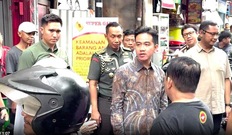 Wakil Presiden (Wapres) Gibran Rakabuming Raka mengecek lokasi pangkalan LPG atau gas 3 kg di Menteng Wadas Timur, Pasar Manggis, Kecamatan Setiabudi, Kota Jakarta Selatan. (BPMI Setwapres). Wakil Presiden (Wapres) Gibran Rakabuming Raka mengecek lokasi pangkalan LPG atau gas 3 kg di Menteng Wadas Timur, Pasar Manggis, Kecamatan Setiabudi, Kota Jakarta Selatan. (BPMI Setwapres).