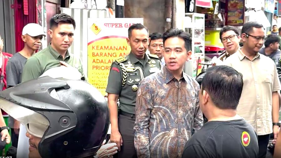 Wakil Presiden (Wapres) Gibran Rakabuming Raka mengecek lokasi pangkalan LPG atau gas 3 kg di Menteng Wadas Timur, Pasar Manggis, Kecamatan Setiabudi, Kota Jakarta Selatan. (BPMI Setwapres).