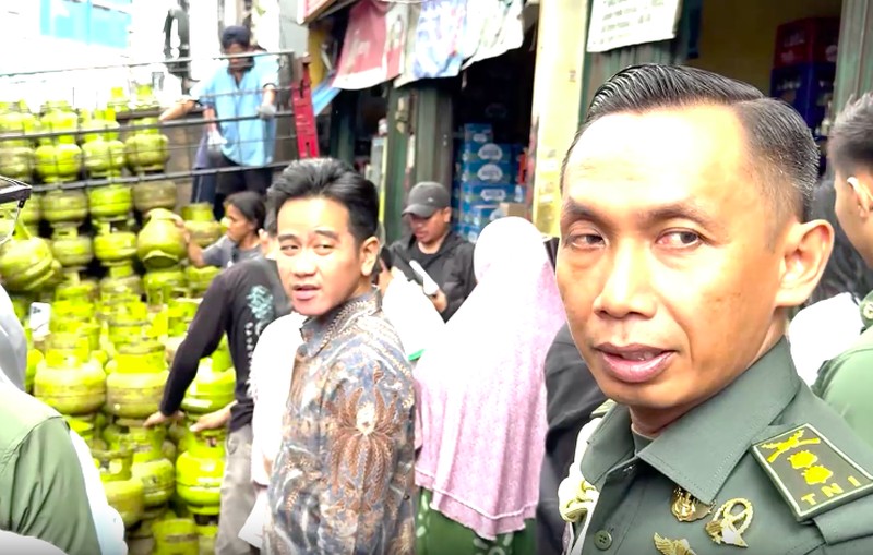 Wakil Presiden (Wapres) Gibran Rakabuming Raka mengecek lokasi pangkalan LPG atau gas 3 kg di Menteng Wadas Timur, Pasar Manggis, Kecamatan Setiabudi, Kota Jakarta Selatan. (BPMI Setwapres). Wakil Presiden (Wapres) Gibran Rakabuming Raka mengecek lokasi pangkalan LPG atau gas 3 kg di Menteng Wadas Timur, Pasar Manggis, Kecamatan Setiabudi, Kota Jakarta Selatan. (BPMI Setwapres).