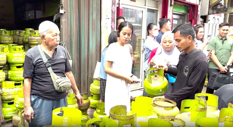 Wakil Presiden (Wapres) Gibran Rakabuming Raka mengecek lokasi pangkalan LPG atau gas 3 kg di Menteng Wadas Timur, Pasar Manggis, Kecamatan Setiabudi, Kota Jakarta Selatan. (BPMI Setwapres). Wakil Presiden (Wapres) Gibran Rakabuming Raka mengecek lokasi pangkalan LPG atau gas 3 kg di Menteng Wadas Timur, Pasar Manggis, Kecamatan Setiabudi, Kota Jakarta Selatan. (BPMI Setwapres).