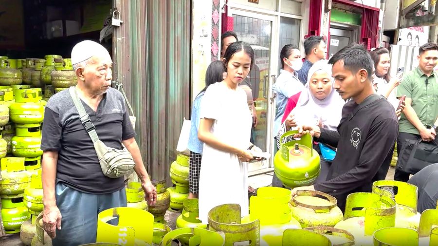 Wakil Presiden (Wapres) Gibran Rakabuming Raka mengecek lokasi pangkalan LPG atau gas 3 kg di Menteng Wadas Timur, Pasar Manggis, Kecamatan Setiabudi, Kota Jakarta Selatan. (BPMI Setwapres).