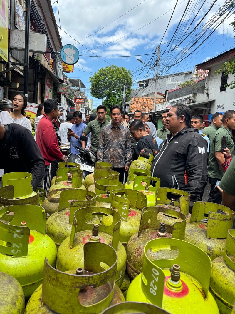 Wakil Presiden (Wapres) Gibran Rakabuming Raka mengecek lokasi pangkalan LPG atau gas 3 kg di Menteng Wadas Timur, Pasar Manggis, Kecamatan Setiabudi, Kota Jakarta Selatan. (BPMI Setwapres). Wakil Presiden (Wapres) Gibran Rakabuming Raka mengecek lokasi pangkalan LPG atau gas 3 kg di Menteng Wadas Timur, Pasar Manggis, Kecamatan Setiabudi, Kota Jakarta Selatan. (BPMI Setwapres).
