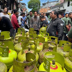 Gibran Turun Gunung ke Pangkalan Gas LPG 3 Kg, Minta Maaf ke Warga