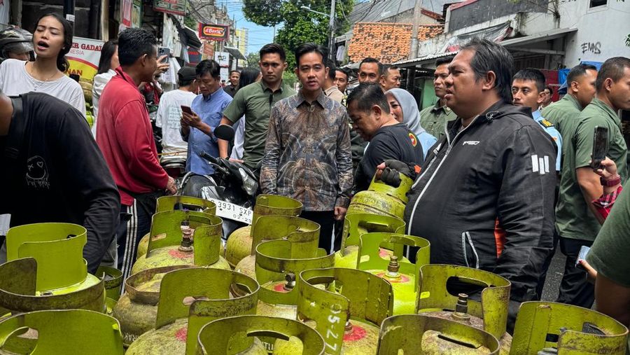 Wakil Presiden (Wapres) Gibran Rakabuming Raka mengecek lokasi pangkalan LPG atau gas 3 kg di Menteng Wadas Timur, Pasar Manggis, Kecamatan Setiabudi, Kota Jakarta Selatan. (BPMI Setwapres).