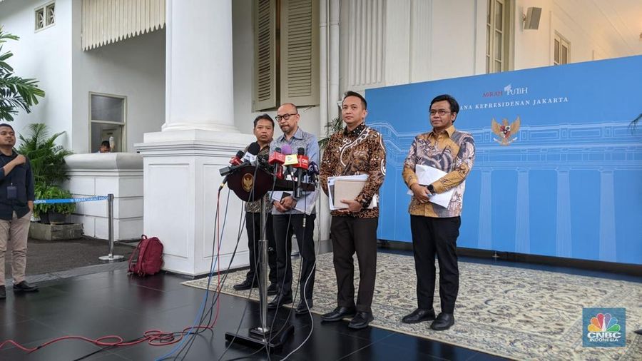Anggota DEN memberikan Keterangan Pers Usai Rapat Bareng Presiden Prabowo Subianto Di Istana, Kamis (6/2/2024). Terdiri dari Chatib Basri, Septian Hario Seto, Firman Hidayat, Arief Anshory Yusuf. (CNBC Indonesia/Emir Yanwardhana)