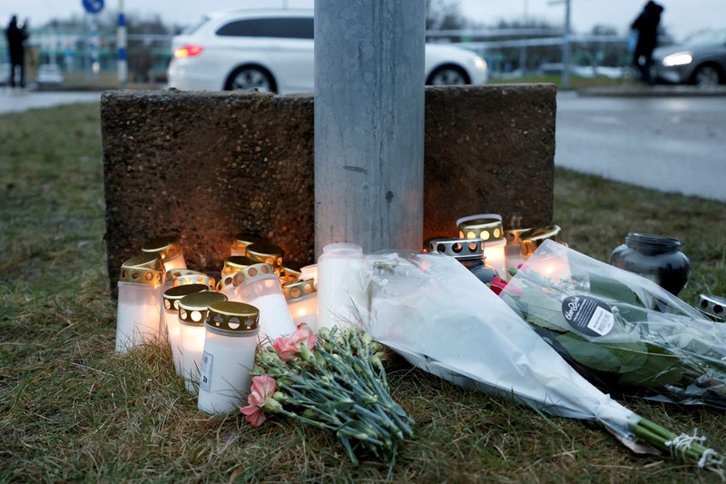 Para pelayat berkumpul untuk meletakkan bunga dan lilin di luar Sekolah Risbergska di Orebro sehari setelah penembakan di sekolah yang menewaskan lebih dari 10 orang, di Swedia 5 Februari 2025. (TT News Agency/Anders Wiklund via REUTERS) Para pelayat berkumpul untuk meletakkan bunga dan lilin di luar Sekolah Risbergska di Orebro sehari setelah penembakan di sekolah yang menewaskan lebih dari 10 orang, di Swedia 5 Februari 2025. (TT News Agency/Anders Wiklund via REUTERS)