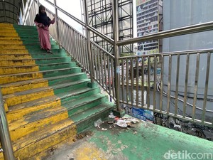 Pejalan Kaki Harap Kotoran-Sampah di JPO Depok Dibereskan
