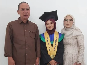 Kisah Inspiratif Annisa, Anak Buruh yang Jadi Lulusan Terbaik Kedokteran Undip