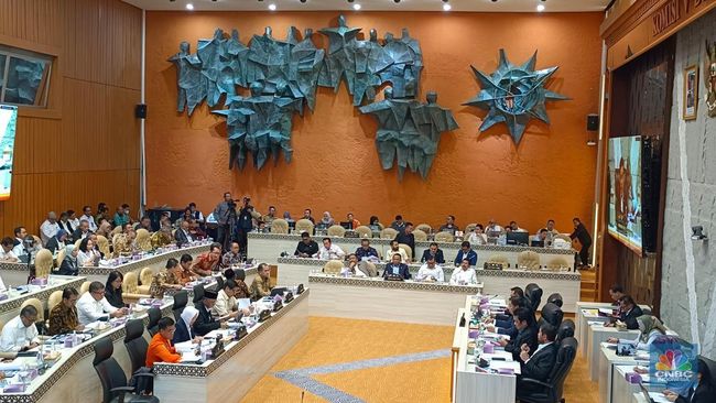 Rapat DPR Hujan Protes Anggaran Kementerian PU Dipotong Besar-besaran