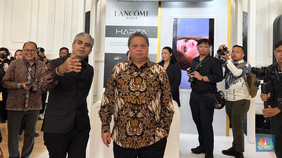 Menkoperekonomian Airlangga Hartarto dan Presiden Direktur L’Oreal Indonesia Junaid Murtaza. (CNBC Indonesia/Halimatus Sa’diyah)