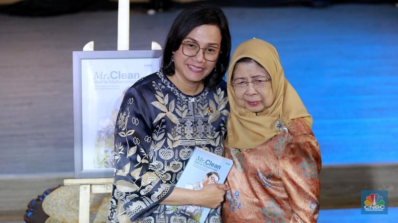 Menteri Keuangan Sri Mulyani saat menghadiri Peluncuran Buku Mar'ie Muhammad: Sang Pejuang Antikorupsi dan Aktivis Kemanusiaan, di Galeri Indonesia Kaya, Jakarta, Kamis (6/2/2025). (վ/Muhammad Sabki)
