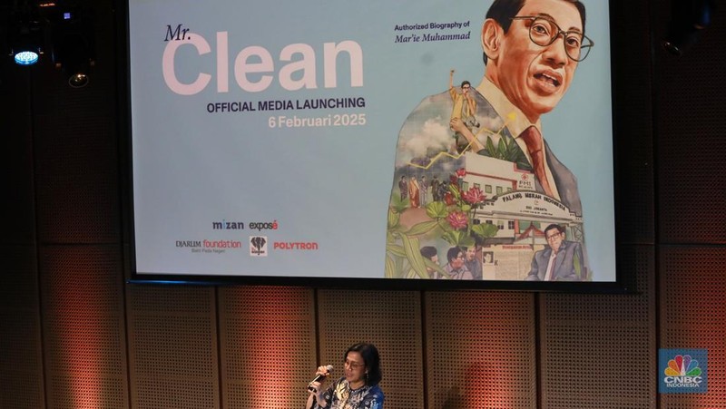 Menteri Keuangan Sri Mulyani saat menghadiri Peluncuran Buku Mar'ie Muhammad: Sang Pejuang Antikorupsi dan Aktivis Kemanusiaan, di Galeri Indonesia Kaya, Jakarta, Kamis (6/2/2025). (վ/Muhammad Sabki)