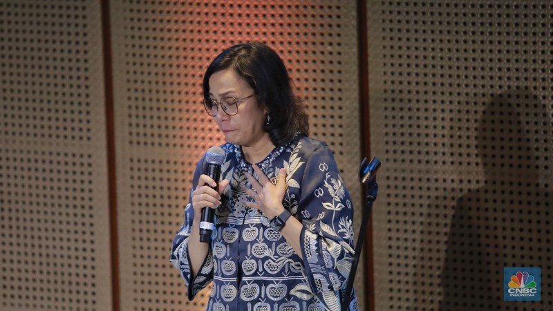 Menteri Keuangan Sri Mulyani saat menghadiri Peluncuran Buku Mar'ie Muhammad: Sang Pejuang Antikorupsi dan Aktivis Kemanusiaan, di Galeri Indonesia Kaya, Jakarta, Kamis (6/2/2025). Menteri Keuangan Sri Mulyani saat menghadiri Peluncuran Buku Mar'ie Muhammad: Sang Pejuang Antikorupsi dan Aktivis Kemanusiaan, di Galeri Indonesia Kaya, Jakarta, Kamis (6/2/2025). (CNBC Indonesia/Muhammad Sabki)