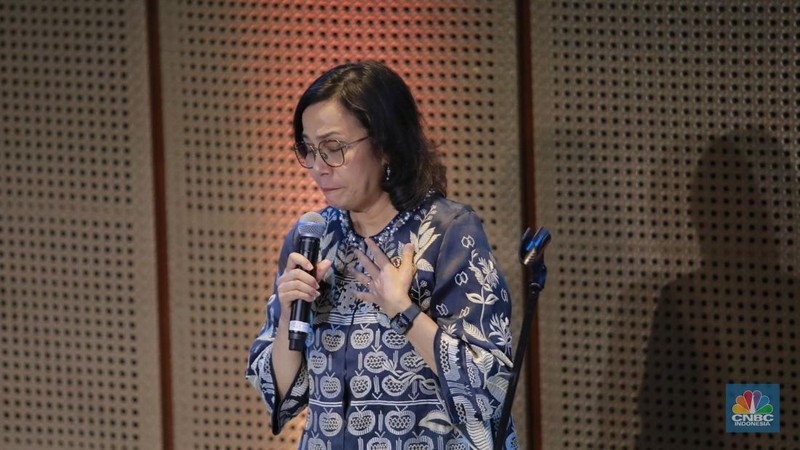 Menteri Keuangan Sri Mulyani saat menghadiri Peluncuran Buku Mar'ie Muhammad: Sang Pejuang Antikorupsi dan Aktivis Kemanusiaan, di Galeri Indonesia Kaya, Jakarta, Kamis (6/2/2025). (վ/Muhammad Sabki)