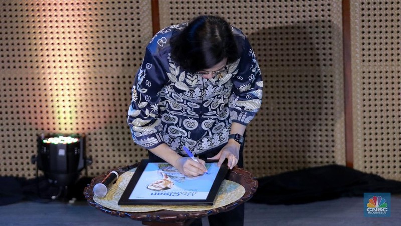 Menteri Keuangan Sri Mulyani saat menghadiri Peluncuran Buku Mar'ie Muhammad: Sang Pejuang Antikorupsi dan Aktivis Kemanusiaan, di Galeri Indonesia Kaya, Jakarta, Kamis (6/2/2025). (վ/Muhammad Sabki)