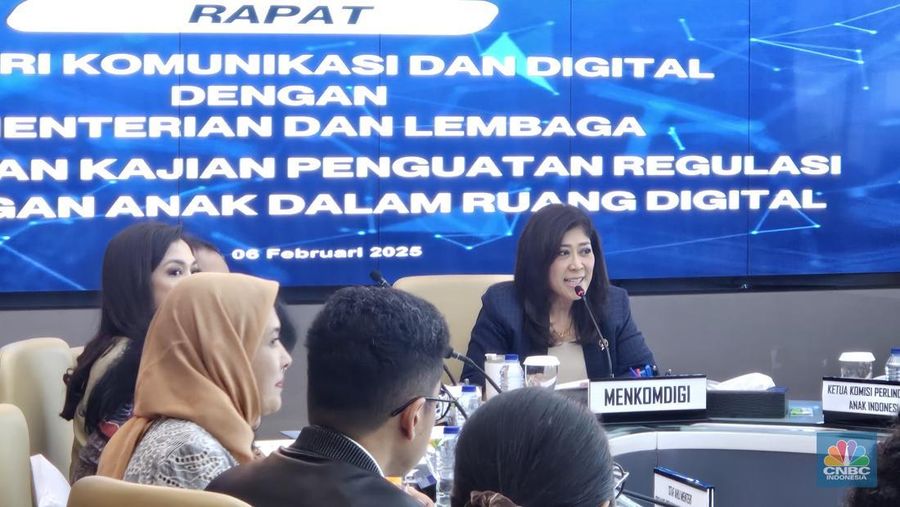 Menteri Komdigi, Meutya Hafid tengah menggodok aturan pembatasan pembuatan akun anak pada media sosial saat rapat kerja di Kantor Komdigi, Jakarta Pusat, Kamis (6/2/2025). (CNBC Indonesia/Intan Rakhmayanti Dewi)