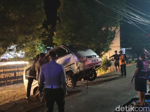 Laka Karambol 3 Mobil di Kulon Progo Dipicu Brio Keluar Jalur