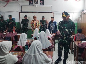 Momen Panglima TNI Bertemu Siswa Bernama Gibran Saat Tinjau MBG di Cimahi