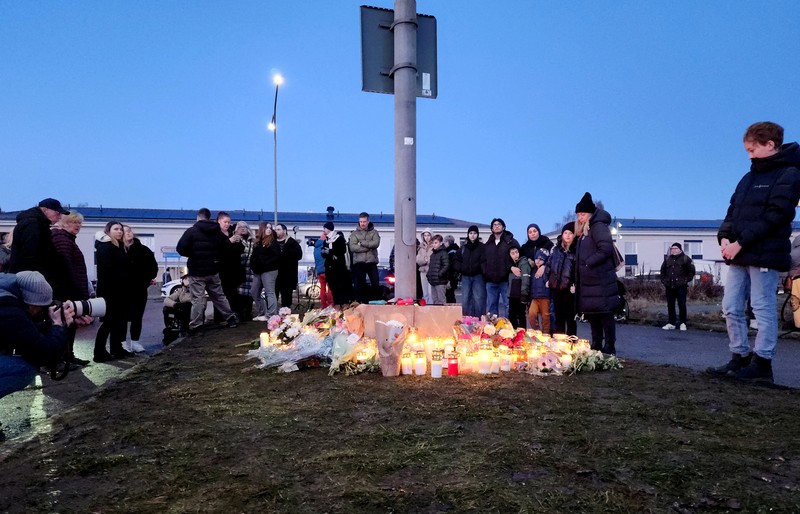 Para pelayat berkumpul untuk meletakkan bunga dan lilin di luar Sekolah Risbergska di Orebro sehari setelah penembakan di sekolah yang menewaskan lebih dari 10 orang, di Swedia 5 Februari 2025. (TT News Agency/Anders Wiklund via REUTERS) Para pelayat berkumpul untuk meletakkan bunga dan lilin di luar Sekolah Risbergska di Orebro sehari setelah penembakan di sekolah yang menewaskan lebih dari 10 orang, di Swedia 5 Februari 2025. (TT News Agency/Anders Wiklund via REUTERS)