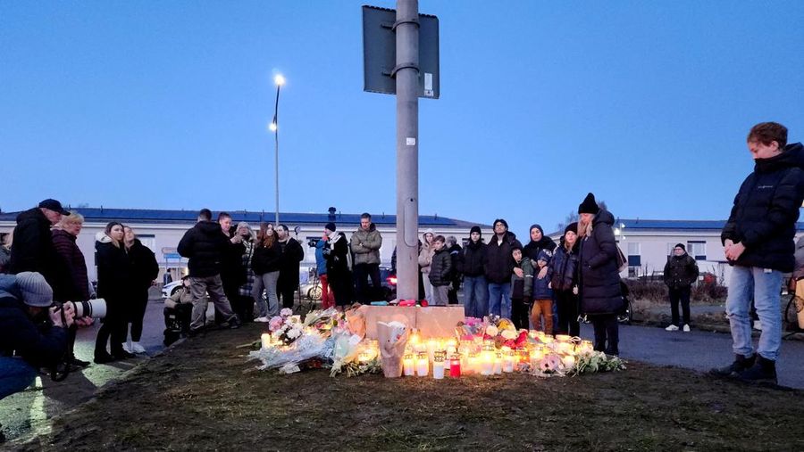 Para pelayat berkumpul untuk meletakkan bunga dan lilin di luar Sekolah Risbergska di Orebro sehari setelah penembakan di sekolah yang menewaskan lebih dari 10 orang, di Swedia 5 Februari 2025. (TT News Agency/Anders Wiklund via REUTERS)