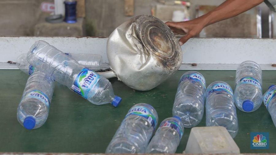 Pekerja menyortir sampah pelastik di tempat pengelolaan sampah Rumah Sampah Pantas Gemilang di Kecamatan Teluk Naga, Tangerang, Banten, (6/2/2025). (CNBC Indonesia/Muhammad Sabki)