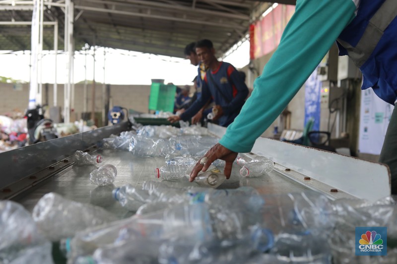 Pekerja menyortir sampah pelastik di tempat pengelolaan sampah Rumah Sampah Pantas Gemilang di Kecamatan Teluk Naga, Tangerang, Banten, (6/2/2025). Pekerja menyortir sampah pelastik di tempat pengelolaan sampah Rumah Sampah Pantas Gemilang di Kecamatan Teluk Naga, Tangerang, Banten, (6/2/2025). (CNBC Indonesia/Muhammad Sabki)