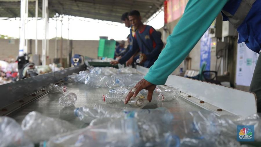 Pekerja menyortir sampah pelastik di tempat pengelolaan sampah Rumah Sampah Pantas Gemilang di Kecamatan Teluk Naga, Tangerang, Banten, (6/2/2025). (CNBC Indonesia/Muhammad Sabki)