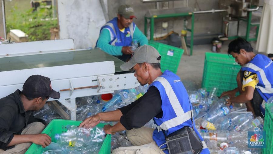 Pekerja menyortir sampah pelastik di tempat pengelolaan sampah Rumah Sampah Pantas Gemilang di Kecamatan Teluk Naga, Tangerang, Banten, (6/2/2025). (CNBC Indonesia/Muhammad Sabki)