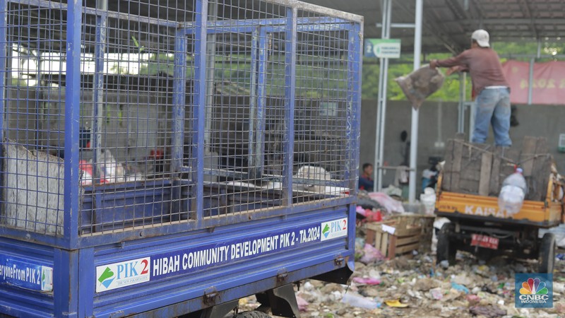 Pekerja menyortir sampah pelastik di tempat pengelolaan sampah Rumah Sampah Pantas Gemilang di Kecamatan Teluk Naga, Tangerang, Banten, (6/2/2025). Pekerja menyortir sampah pelastik di tempat pengelolaan sampah Rumah Sampah Pantas Gemilang di Kecamatan Teluk Naga, Tangerang, Banten, (6/2/2025). (CNBC Indonesia/Muhammad Sabki)