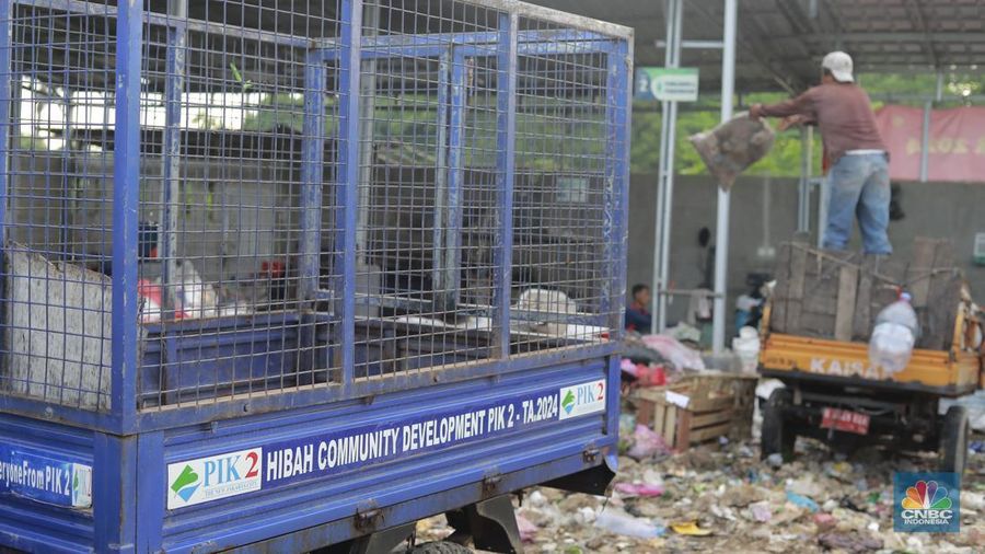 Pekerja menyortir sampah pelastik di tempat pengelolaan sampah Rumah Sampah Pantas Gemilang di Kecamatan Teluk Naga, Tangerang, Banten, (6/2/2025). (CNBC Indonesia/Muhammad Sabki)