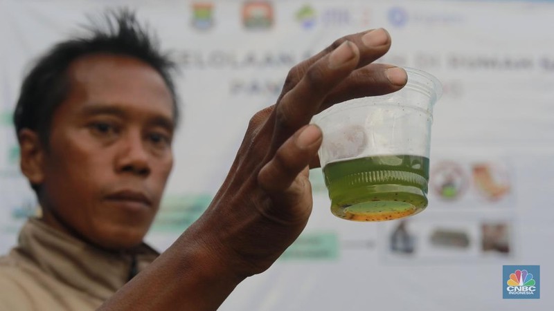Pekerja menyortir sampah pelastik di tempat pengelolaan sampah Rumah Sampah Pantas Gemilang di Kecamatan Teluk Naga, Tangerang, Banten, (6/2/2025). (վ/Muhammad Sabki)