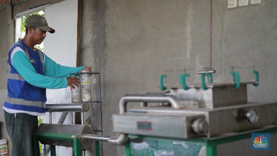 Pekerja menyortir sampah pelastik di tempat pengelolaan sampah Rumah Sampah Pantas Gemilang di Kecamatan Teluk Naga, Tangerang, Banten, (6/2/2025). (CNBC Indonesia/Muhammad Sabki)